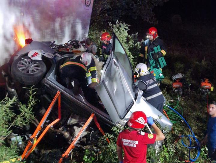 Accident cumplit pe DN1: doi oameni au murit pe loc, iar alți trei sunt grav răniți, după ce au fost loviți în plin de un TIR care circula pe contrasens  18908635
