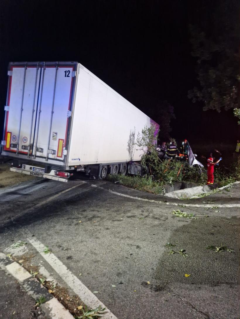Accident cumplit pe DN1: doi oameni au murit pe loc, iar alți trei sunt grav răniți, după ce au fost loviți în plin de un TIR care circula pe contrasens  18908636