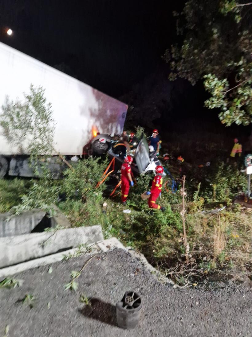 Accident cumplit pe DN1: doi oameni au murit pe loc, iar alți trei sunt grav răniți, după ce au fost loviți în plin de un TIR care circula pe contrasens  18908637