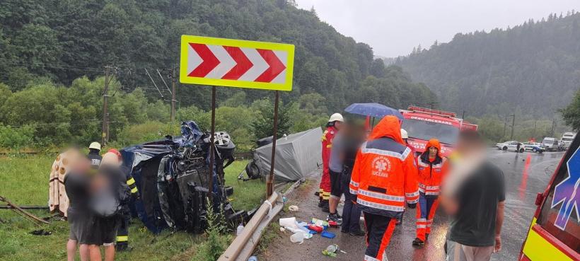 Accident între un microbuz și un TIR, în Suceava. Autoritățile în alertă 18908798