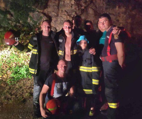 Doi bărbaţi şi o fetiţă de 10 ani, surprinşi de furtună pe râul Nera, salvaţi de pompieri