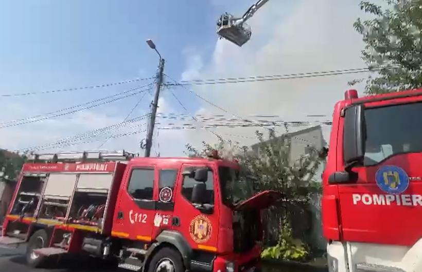 Incendiu violent în Capitală! Au luat foc mai multe case 