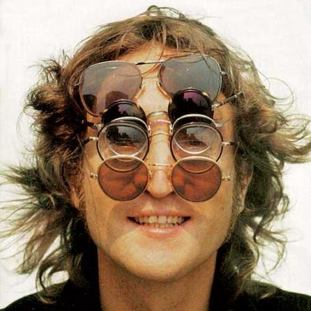 O pereche de ochelari oferiţi de John Lennon şi mai multe fotografii cu membrii Beatles, la licitaţie
