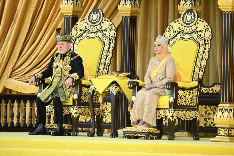 Sultanul miliardar Ibrahim Iskandar, încoronat rege al Malaeziei. Noul monarh străbate țara pe o motocicletă Harley-Davidson