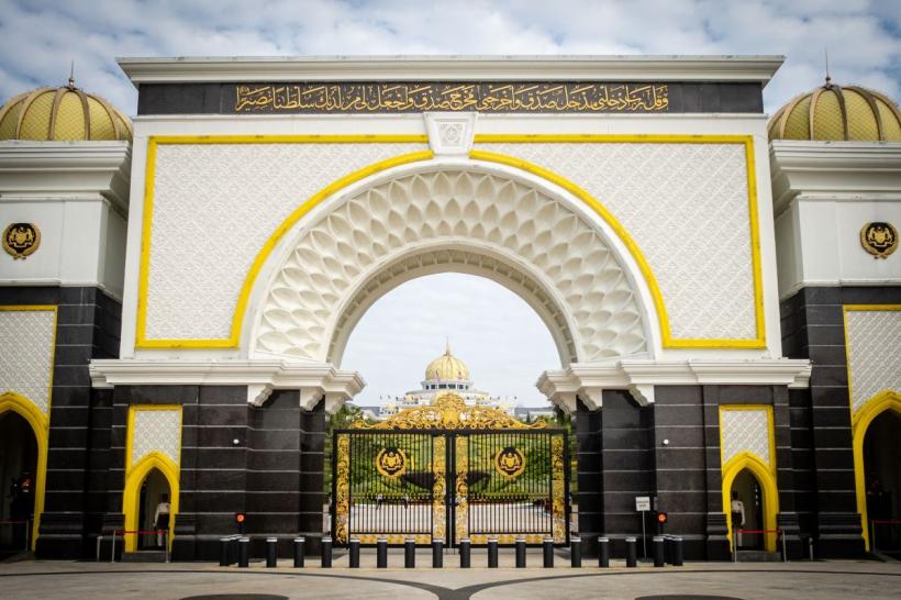 Sultanul miliardar Ibrahim Iskandar, încoronat rege al Malaeziei. Noul monarh străbate țara pe o motocicletă Harley-Davidson 18908711