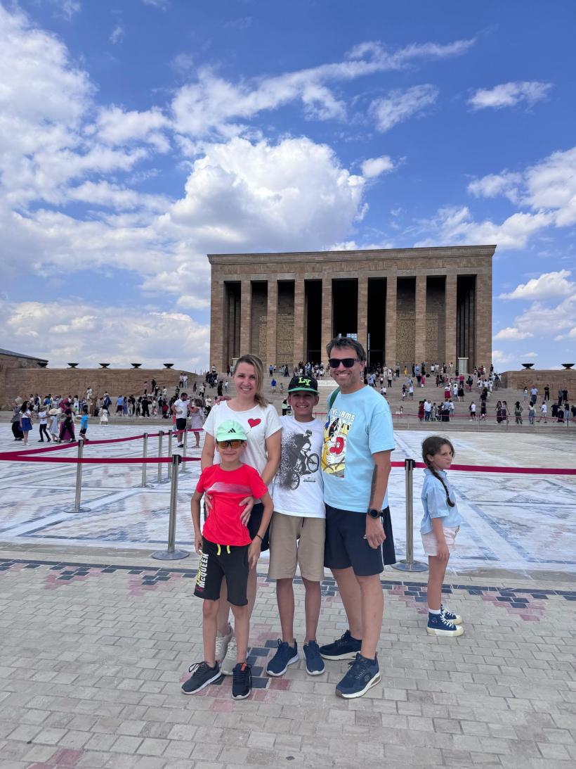 Chef Ștefan Popescu, alături de familie, într-un circuit spectaculos al Turciei, planificat de soția sa: „Zborul cu balonul în Cappadocia a fost o experiență unică” 18908931