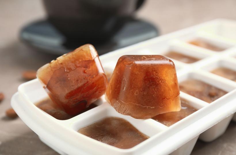 Idei creative în bucătărie: Ce să pui în formele pentru gheață, de la cafea înghețată până la smoothie congelat