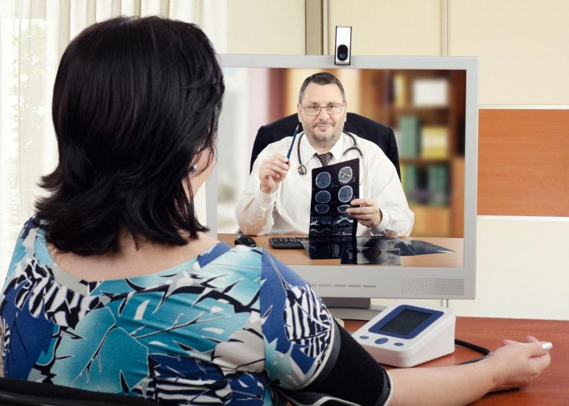 Consultații medicale în cabine video-telefonice: Sătenii, ajutați de angajații primăriilor să vorbească pe Skype cu doctorul