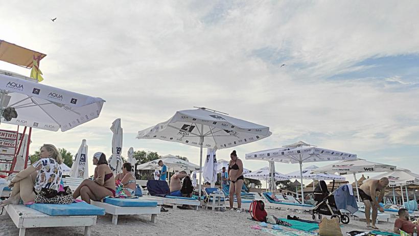 Apele Române au patentat șezlongurile invizibile. Plajele rămase fără contract sunt exploatate ilegal, cu ajutorul autorităților 18909118