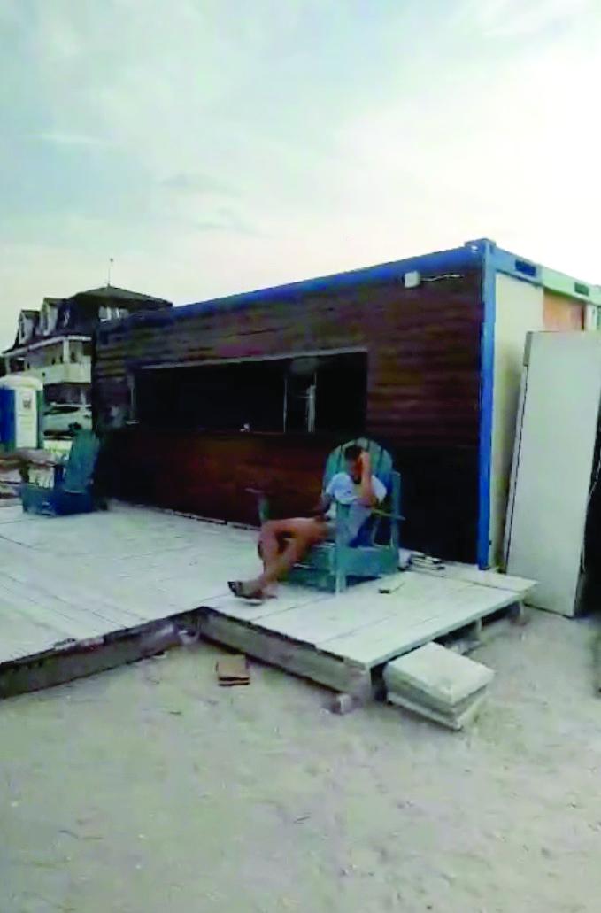 Apele Române au patentat șezlongurile invizibile. Plajele rămase fără contract sunt exploatate ilegal, cu ajutorul autorităților 18909120