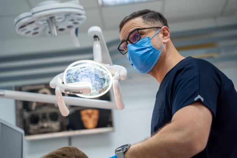 (P) Îngrijirea implanturilor dentare: Sfaturi de la Dr.Amer Hijazi