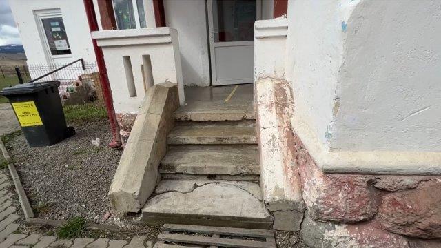 Damian Drăghici a inaugurat Școala Primară & Grădinița din inima comunității rome din cartierul Moglănești, județul Harghita, renovate de Asociația BookLand 18909359