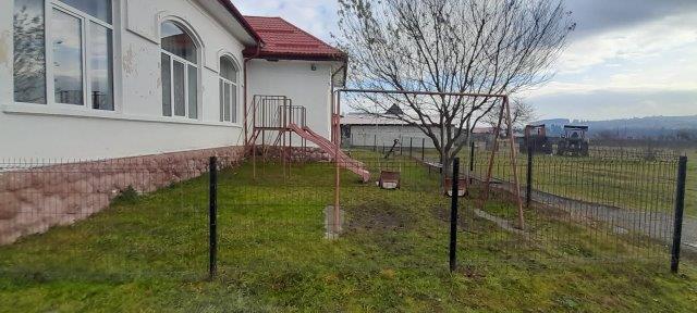 Damian Drăghici a inaugurat Școala Primară & Grădinița din inima comunității rome din cartierul Moglănești, județul Harghita, renovate de Asociația BookLand 18909361