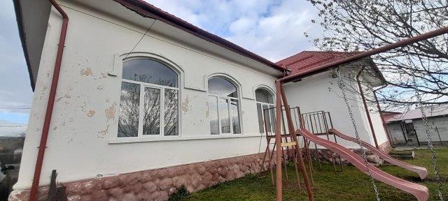 Damian Drăghici a inaugurat Școala Primară & Grădinița din inima comunității rome din cartierul Moglănești, județul Harghita, renovate de Asociația BookLand 18909362