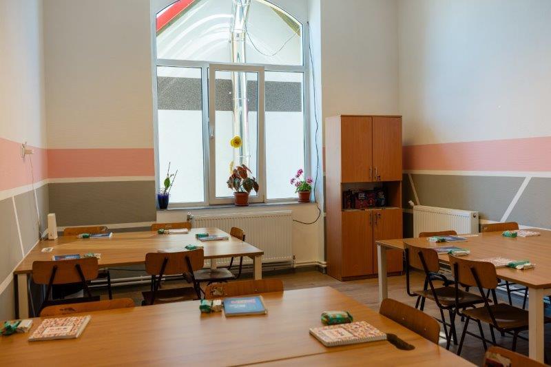 Damian Drăghici a inaugurat Școala Primară & Grădinița din inima comunității rome din cartierul Moglănești, județul Harghita, renovate de Asociația BookLand 18909363