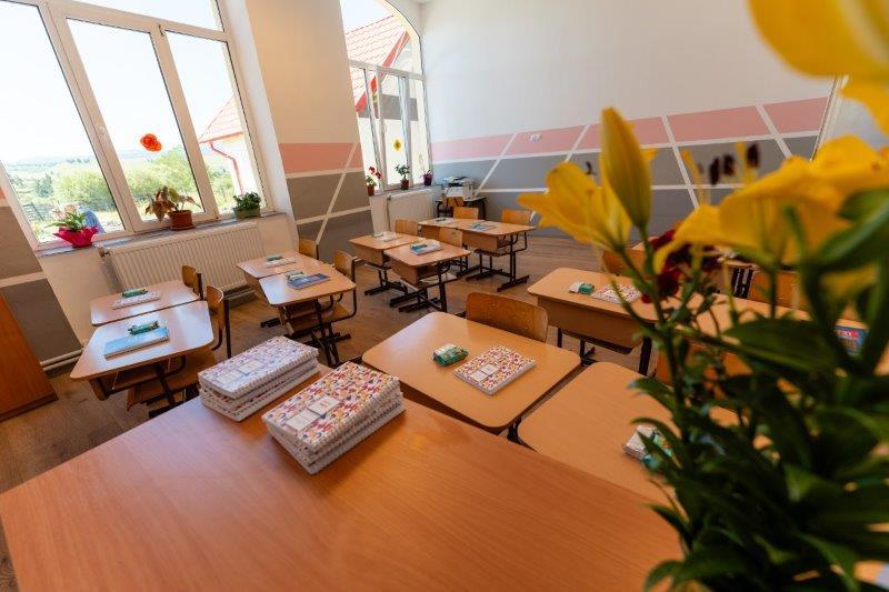 Damian Drăghici a inaugurat Școala Primară & Grădinița din inima comunității rome din cartierul Moglănești, județul Harghita, renovate de Asociația BookLand 18909364