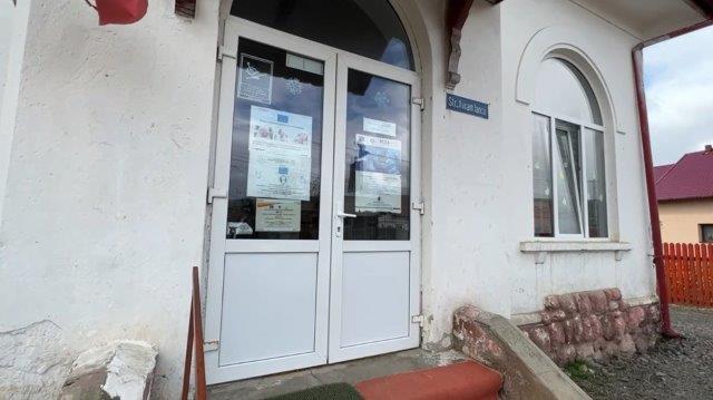 Damian Drăghici a inaugurat Școala Primară & Grădinița din inima comunității rome din cartierul Moglănești, județul Harghita, renovate de Asociația BookLand 18909365