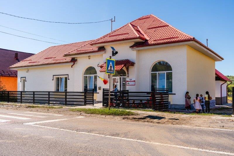 Damian Drăghici a inaugurat Școala Primară & Grădinița din inima comunității rome din cartierul Moglănești, județul Harghita, renovate de Asociația BookLand 18909368