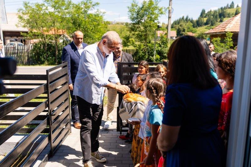 Damian Drăghici a inaugurat Școala Primară &amp; Grădinița din inima comunității rome din cartierul Moglănești, județul Harghita, renovate de Asociația BookLand