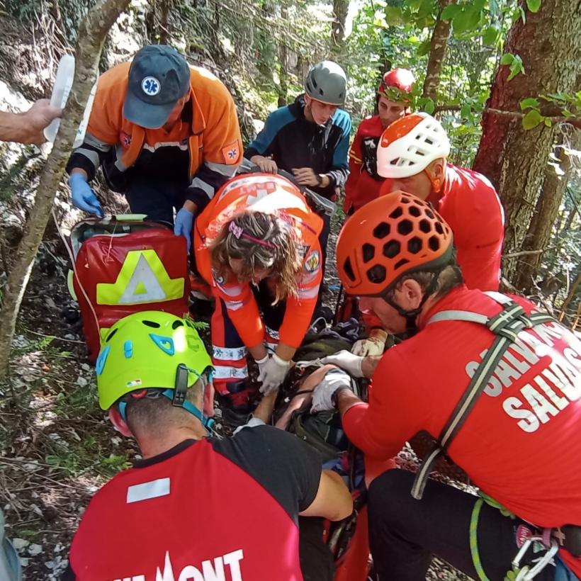 Motociclist accidentat în Munții Parâng. Au intervenit salvamontiștii