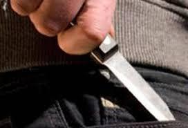 Un tânăr a amenințat cu un cuțit clienții unei piscine din Petroșani