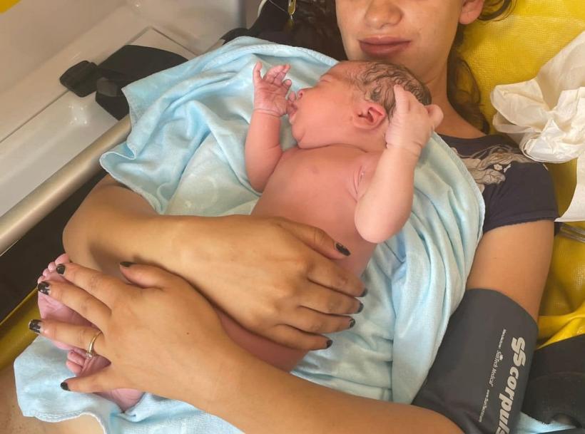 Un bebeluș din Cavnic a venit pe lume în ambulanța SMURD. E fetiță și perfect sănătoasă