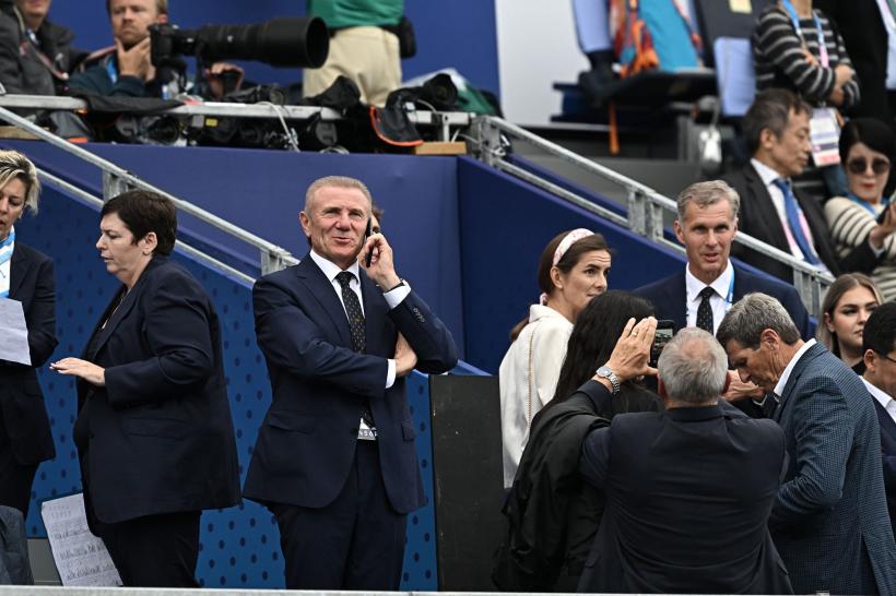 A început festivitatea de deschidere a Jocurilor Olimpice de la Paris 2024. Sătui de ploaie, tot mai mulți spectatori au plecat acasă  18909716