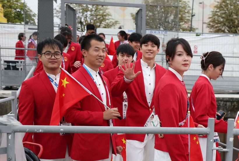 A început festivitatea de deschidere a Jocurilor Olimpice de la Paris 2024. Sătui de ploaie, tot mai mulți spectatori au plecat acasă  18909718