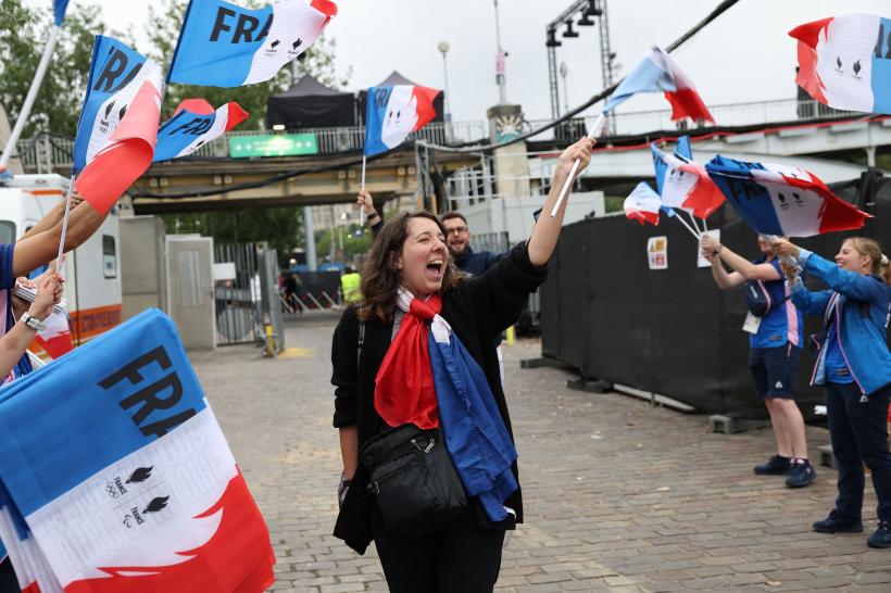 A început festivitatea de deschidere a Jocurilor Olimpice de la Paris 2024. Sătui de ploaie, tot mai mulți spectatori au plecat acasă  18909720