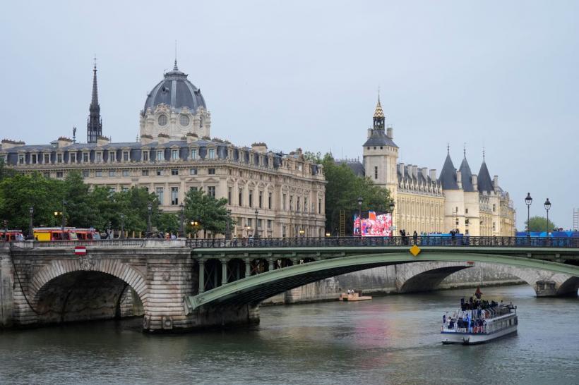 A început festivitatea de deschidere a Jocurilor Olimpice de la Paris 2024. Sătui de ploaie, tot mai mulți spectatori au plecat acasă  18909735