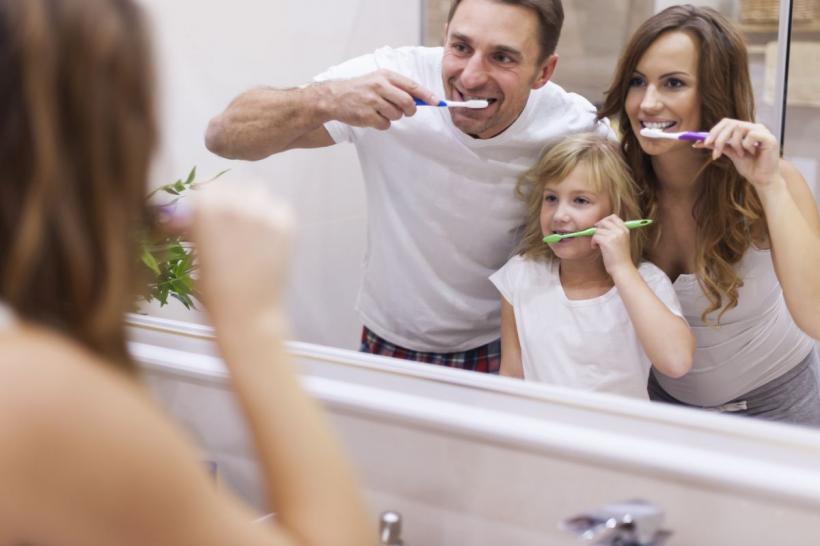 8 sfaturi pentru părinți. Cum ajuți copilul să aibă dinți sănătoși și puternici