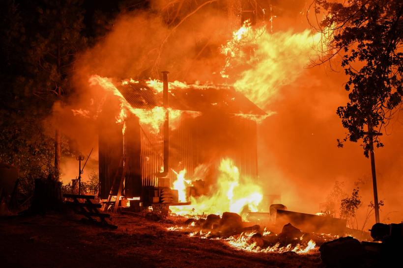 Incendiul „cât orașul Los Angeles”, pornit de la o mașină în flăcări