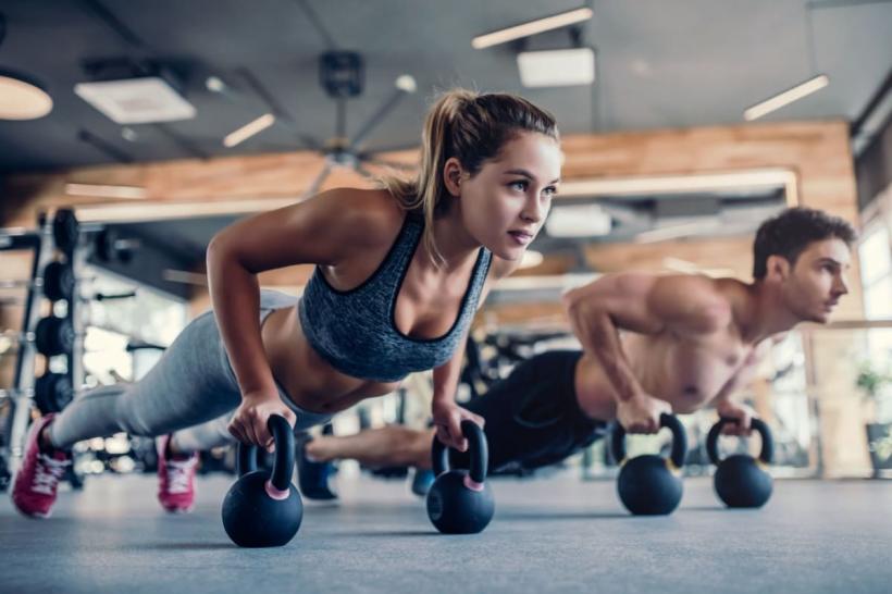 Gantere sau kettlebells: cu ce este mai eficient să te antrenezi?