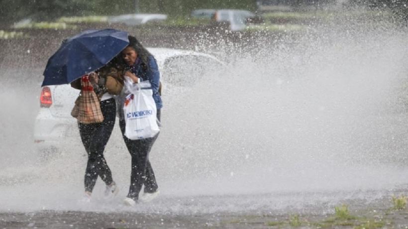 Cod galben de averse torenţiale în localităţi din judeţele Cluj, Bistriţa-Năsăud, Mureş şi Harghita, sâmbătă după-amiaza