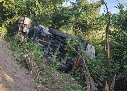 Camion încărcat cu gaz lichefiat, răsturnat în Arad. Update: Există scurgeri de lichid. Pompierii încearcă dispersarea vaporilor