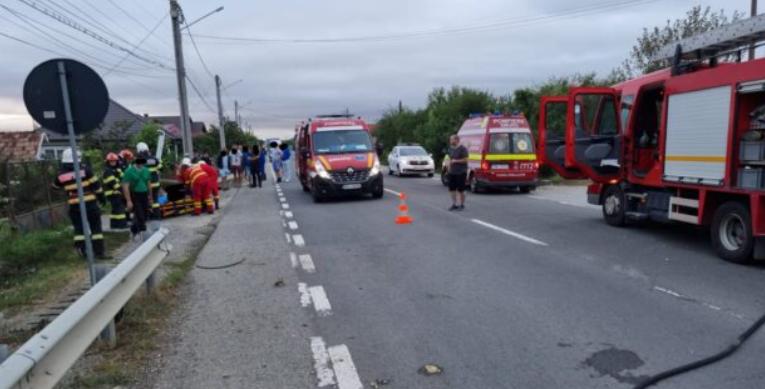Trei copii au fost răniţi după ce autoturismul în care se aflau s-a răsturnat pe DN 17