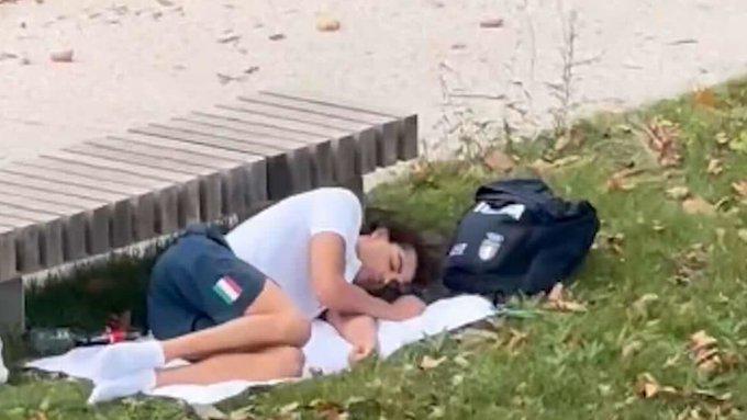 Campionul olimpic Thomas Ceccon, surprins dormind într-un parc din Paris după ce s-a plâns de condițiile proaste din satul olimpic
