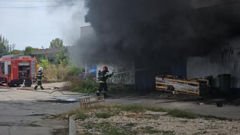 Incendiu cu degajări mari de fum la un depozit din Costinești