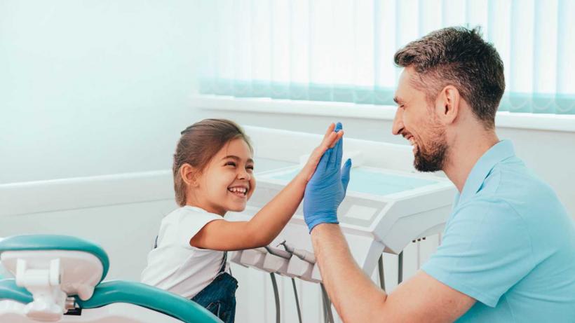 Primele semne ca trebuie sa mergi cu copilul la dentist