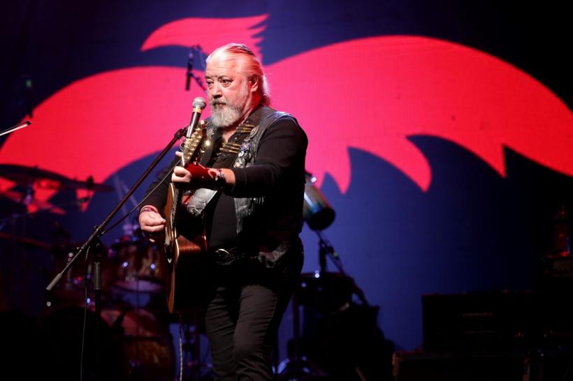 Nicu Covaci a fost înmormântat în această seară, cu o zi înainte decât se anunțase. Porţile cimitirului au fost închise publicului  18911477