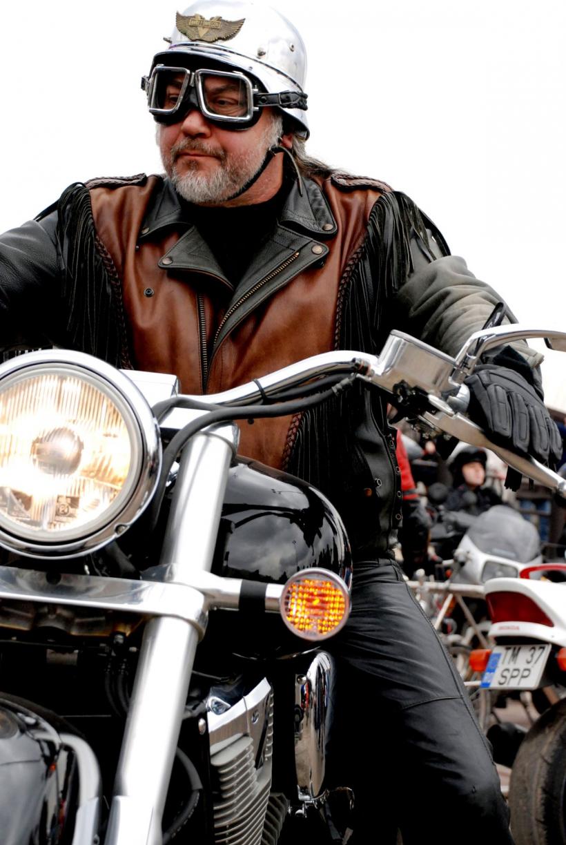 Nicu Covaci a fost înmormântat în această seară, cu o zi înainte decât se anunțase. Porţile cimitirului au fost închise publicului  18911479