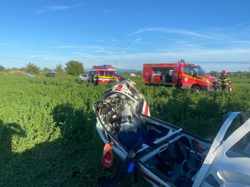 Incident aviatic: Un planor a aterizat forțat pe un câmp lângă Gara Deva. Pilotul a fost rănit