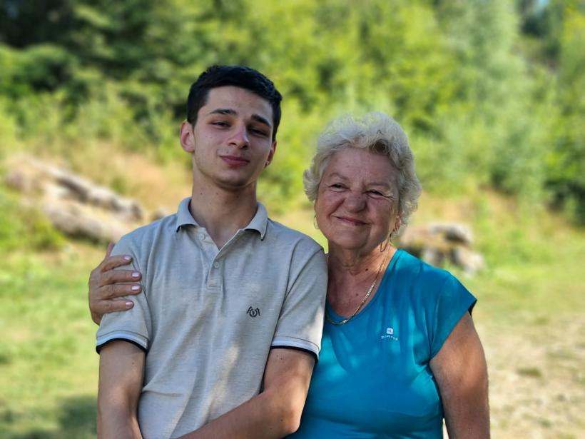 Pentru copiii din medii sărace, trecerea într-un nou an școlar e ca o victorie olimpică. Avem și noi olimpicii noștri - la școlarizare! 18911760