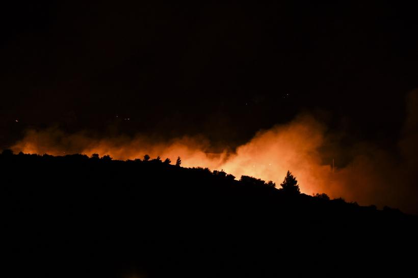 Incendiu de vegetație în Grecia. Pompierii români acționează în apropierea localității Varnava