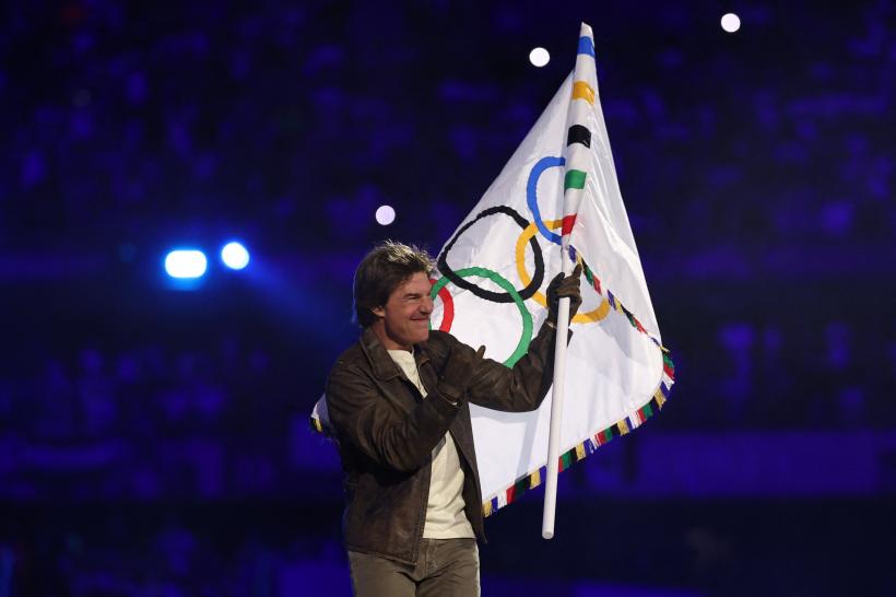 Jocurile Olimpice 2024 s-au încheiat. Celebrul Tom Cruise a coborât în rapel de pe acoperiș în mijlocul sportivilor şi a prelua steagul olimpic