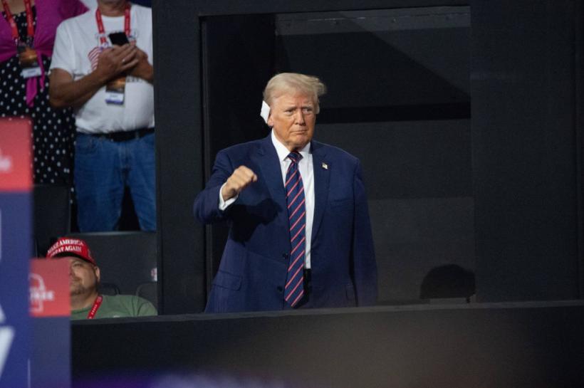 Donald Trump a depus plângere împotriva Departamentului american al Justiţiei pentru ''persecuţie politică'' 18912224