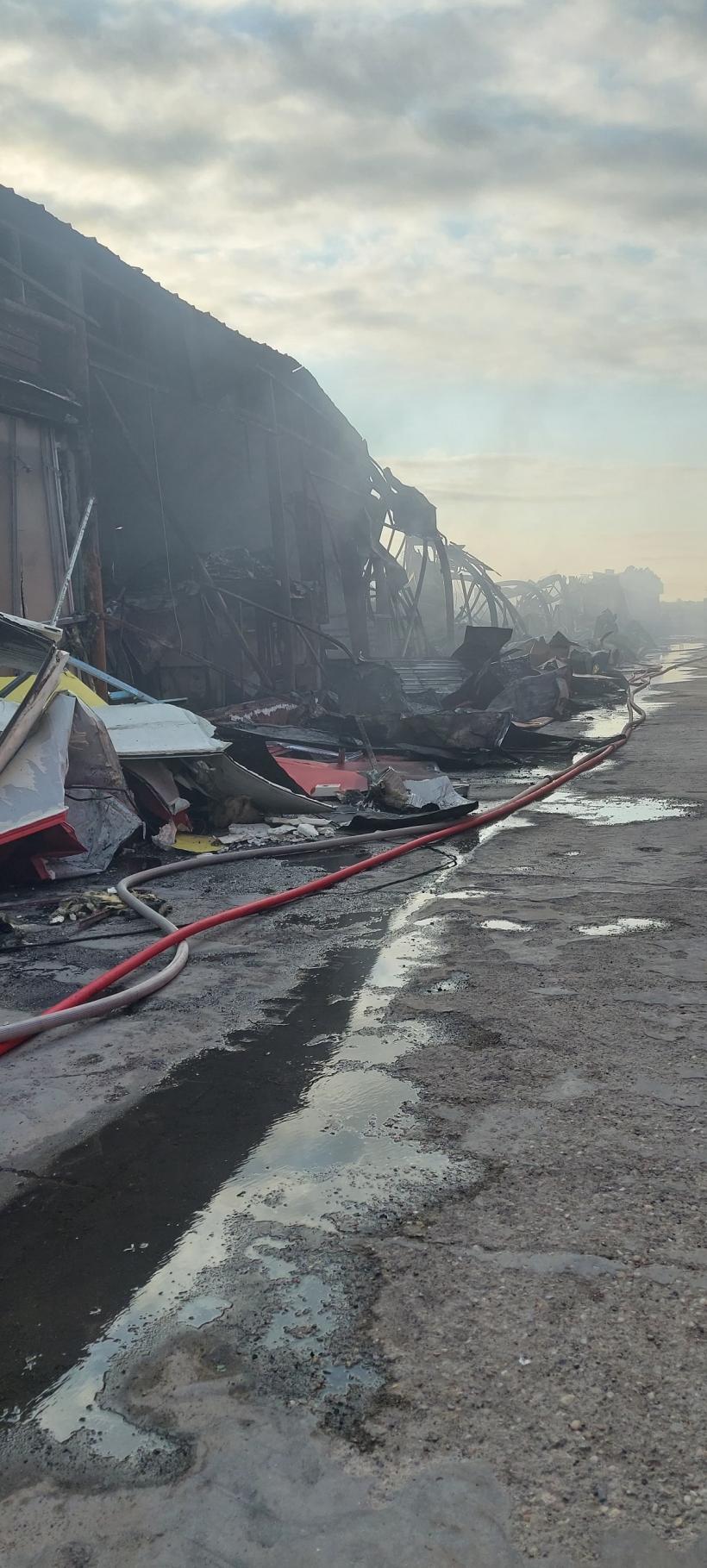 Intervenția pompierilor la depozitul din Afumați a ținut toată noaptea 18912391