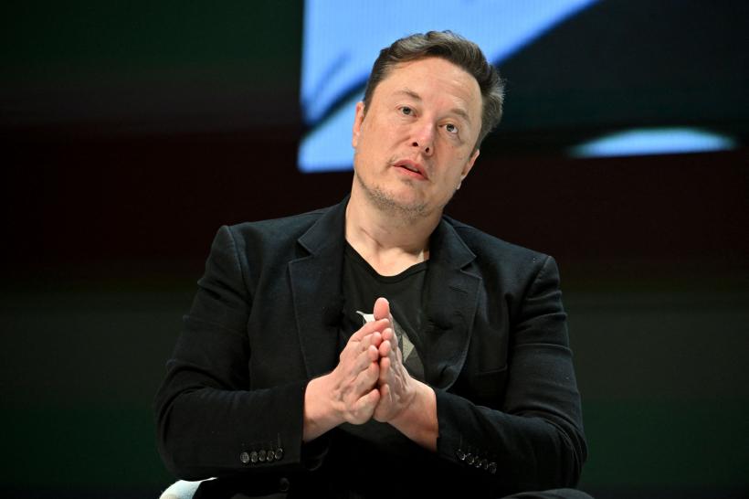 Musk îi întinde prietenului Trump o mână de ajutor, pentru a-și înfunda adversara