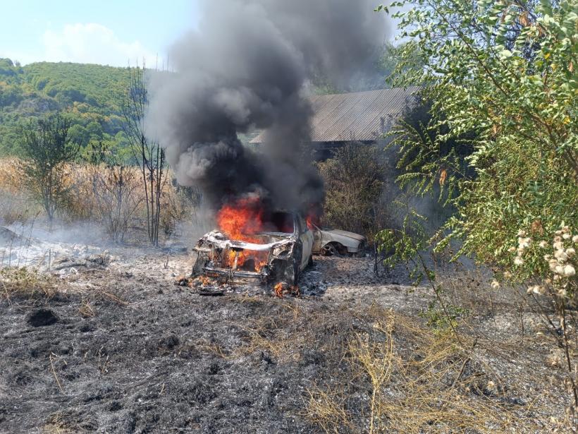 Două mașini au ars în urma unui incendiu de vegetație