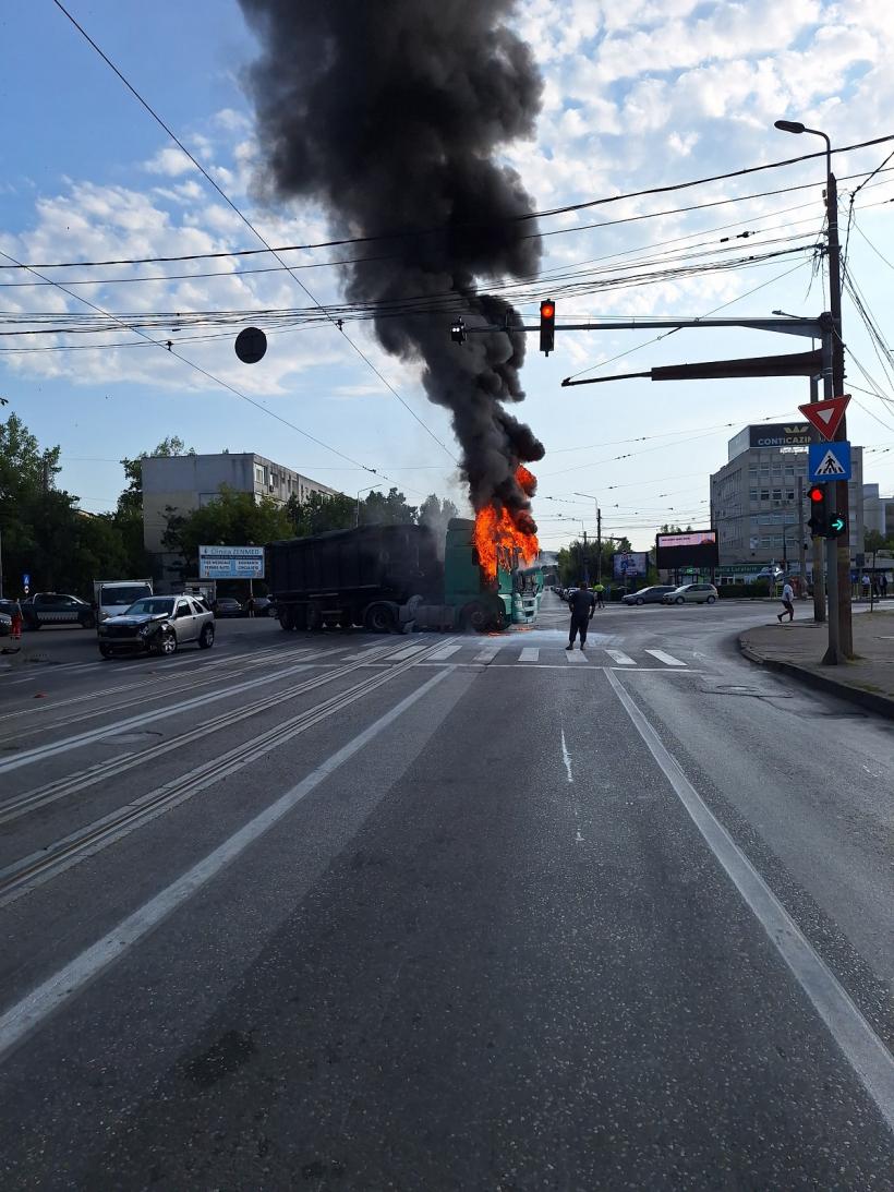 Un tir a luat foc pe un bulevard din Iași  18912698